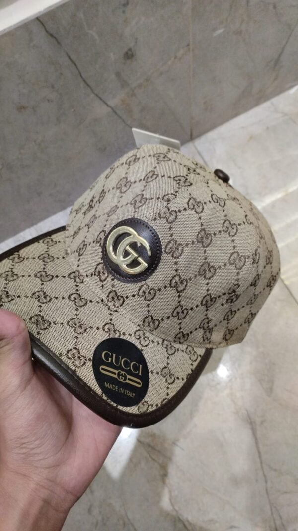 Boné Letreiro Gucci Alto-relevo Gucci